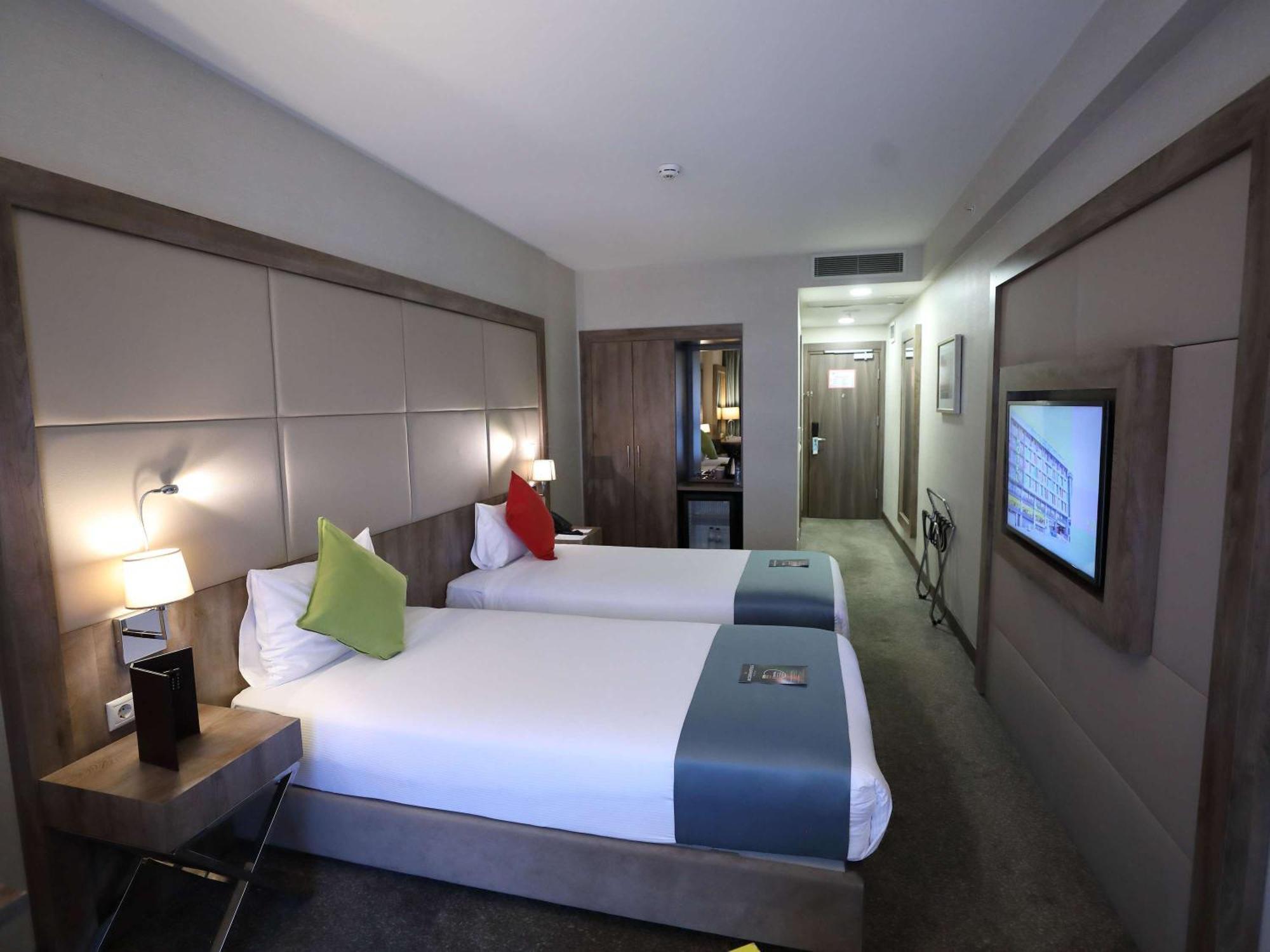 Hotel Ibis Styles Istanbul Bomonti Exterior foto