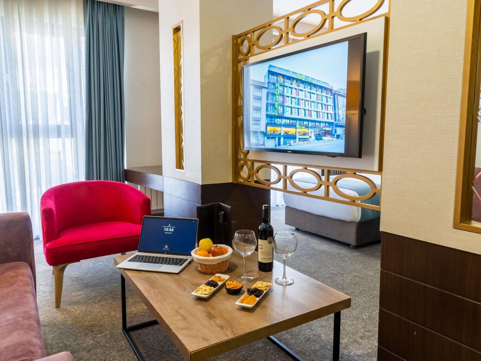 Hotel Ibis Styles Istanbul Bomonti Exterior foto